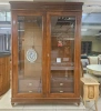 Витрина 2х дверная "Бурбон" Орех BJ908B  купить в интернет магазине Мебель из массива. Звоните +7 495 961-63-63 Витрины из массива дерева