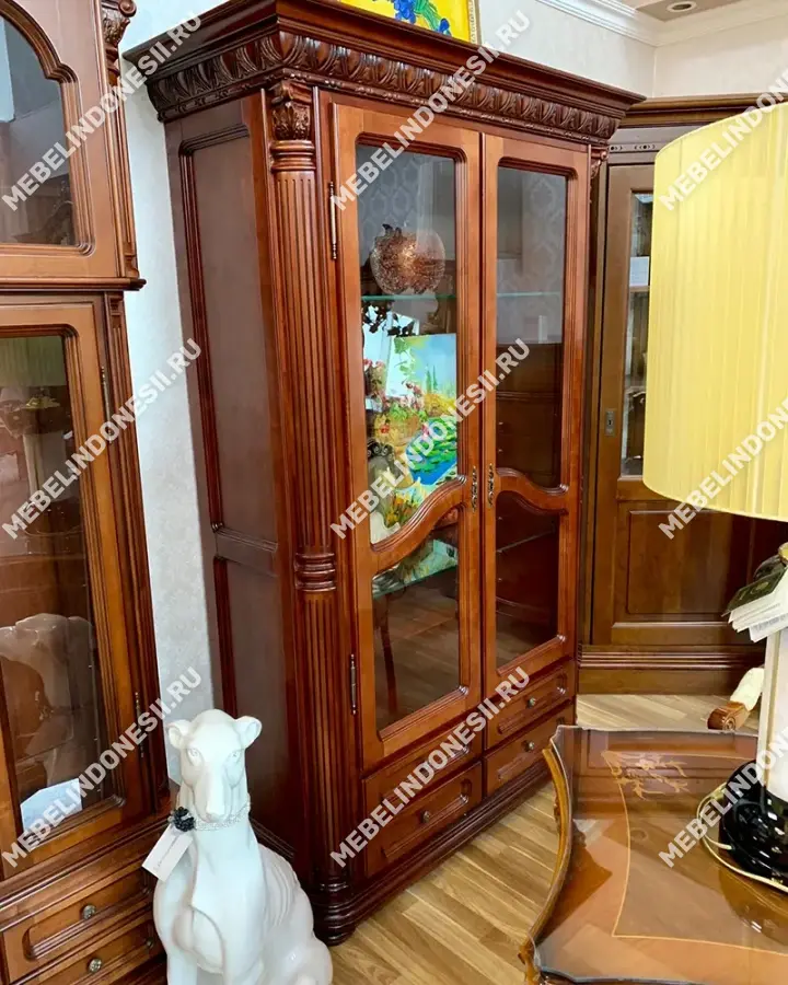 Витрина 2х дверная "Венеция Люкс" Орех 306  купить в интернет магазине Мебель из массива. Звоните +7 495 961-63-63 Гостиные