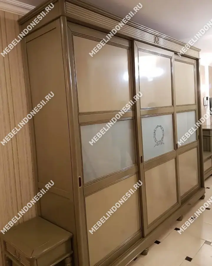 Шкаф-купе 3х дверный "Мария Сильва" Орех MS901  купить в интернет магазине Мебель из массива. Звоните +7 495 961-63-63 Шкафы для одежды из массива дерева